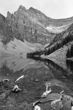 Agnes Gölü 'nün Kanada Banff Ulusal Parkı' nda çekilmiş düşük seviyeli bir portresi. Arka planda siyah beyaz dağlar var..