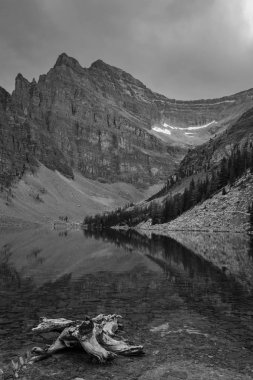 Agnes Gölü 'nün Kanada' daki Banff Ulusal Parkı 'nda dağlarla çekilmiş düşük seviyeli bir fotoğrafı.