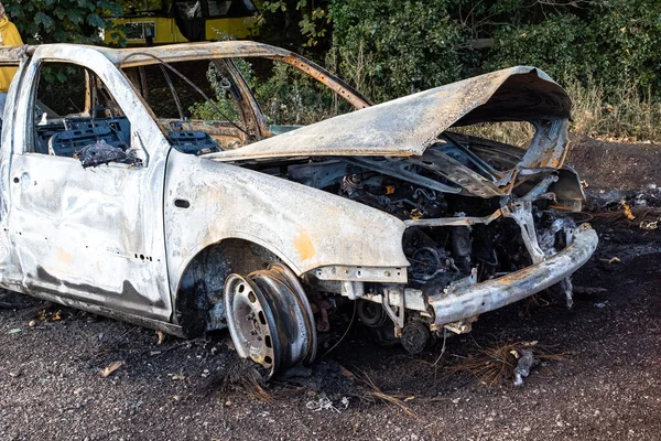 バンダルは家族の車を攻撃して燃やした ストック画像