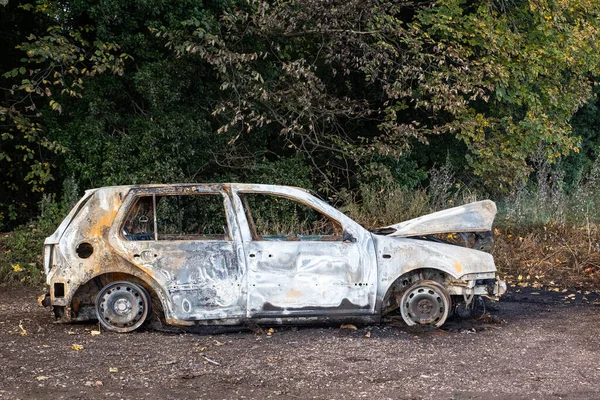 バンダルは家族の車を攻撃して燃やした ロイヤリティフリーのストック写真