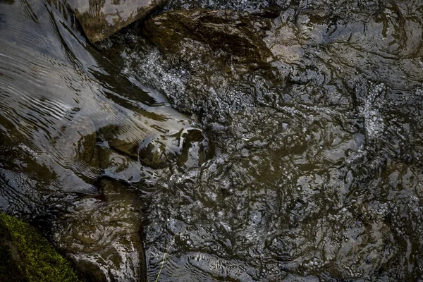 Textura tekoucí vody. Pozadí horské řeky — Stock fotografie