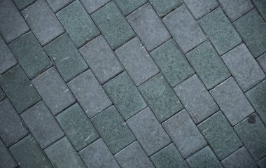 Çim ile büyümüş kaldırım levhaları Doku. Bir tabaka taşının arka plan görüntüsü