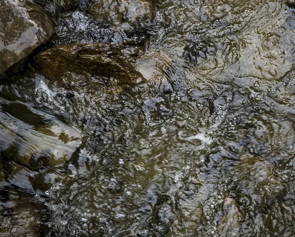 Textura tekoucí vody. Pozadí horské řeky — Stock fotografie