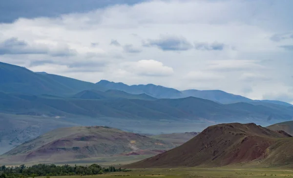 Imagen de fondo de un paisaje de montaña. Rusia, Siberia, Altai — Foto de Stock