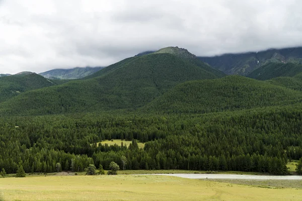 Immagine di sfondo di un paesaggio montano. Russia, Siberia, Altai — Foto Stock