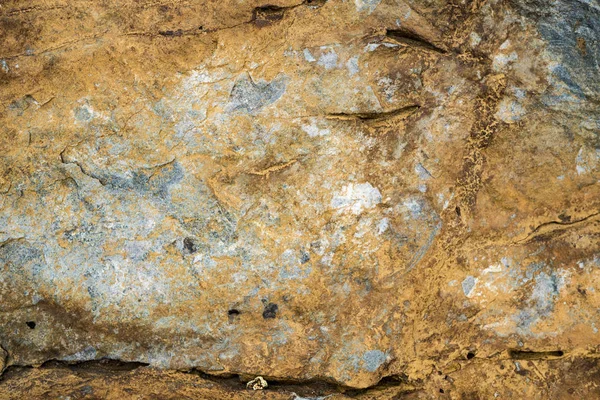La textura de la piedra cubierta de musgo. Imagen de fondo o — Foto de Stock