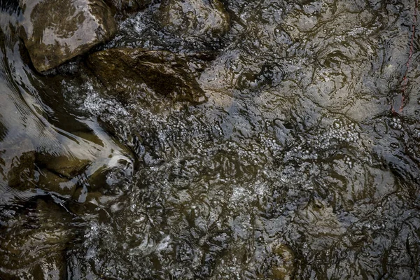 Textura de água corrente. Imagem de fundo de um rio de montanha — Fotografia de Stock