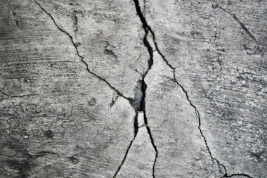 Eski bir çatlak beton duvarın dokusu. W'nin arka plan görüntüsü