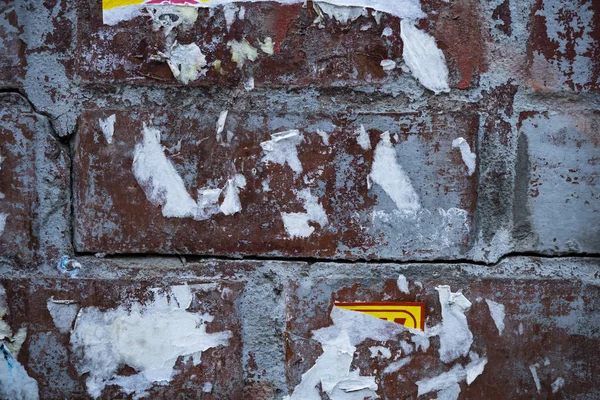 Textura de una pared de ladrillo cubierta de pintura vieja. Imagen de fondo de —  Fotos de Stock