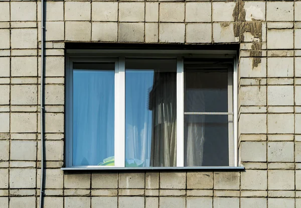 Foto de no una nueva ventana de tiempo maltrecho —  Fotos de Stock