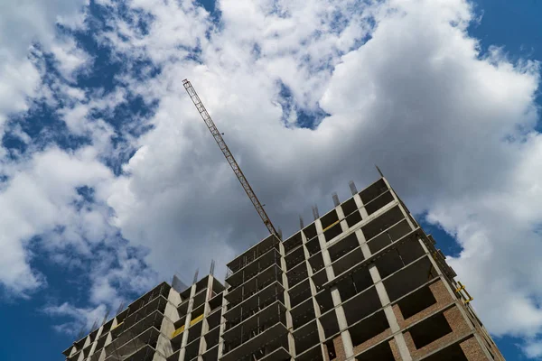 Foto de un edificio de varios pisos en construcción — Foto de Stock