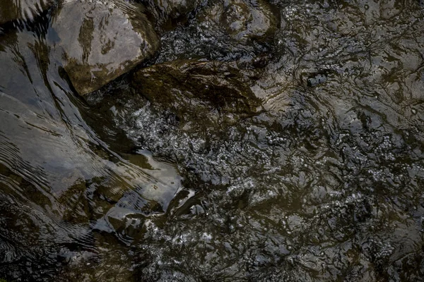 Textura de agua corriente. Imagen de fondo de un río de montaña — Foto de Stock