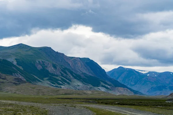 Background image of a mountain landscape. Russia, Siberia, Altai — Stock Photo, Image