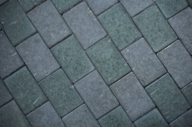 Çim ile büyümüş kaldırım levhaları Doku. Bir tabaka taşının arka plan görüntüsü