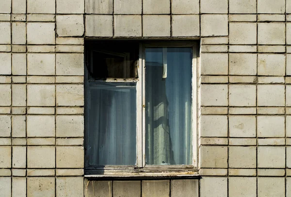 Foto de no una nueva ventana de tiempo maltrecho —  Fotos de Stock