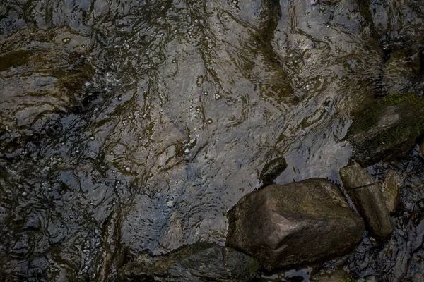 Textura tekoucí vody. Pozadí horské řeky — Stock fotografie