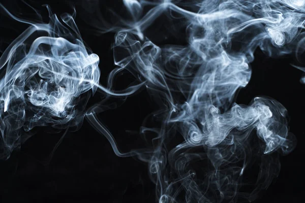 Karanlık bir arka plan üzerinde duman bir wisp fotoğrafı