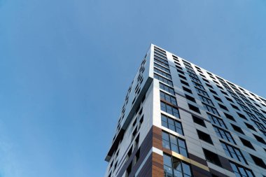 Binaların ve yapıların mimari öğelerinin arkaplan görüntüsü. Çok katlı ofis ve alışveriş merkezlerinin elementleri ve parçaları. İnşaatta yansıtıcı cam kullanımı.