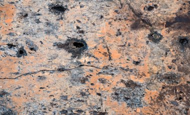 Taşın dokusu yosunla büyümüş. Bir kayanın arka plan görüntüsü