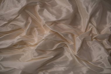 Buruşmuş pembe kumaşın arkaplan resmi