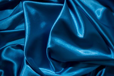 Buruşuk kumaşın arkaplan resmi. Mavi ipek