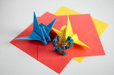 Kağıttan yapılmış şirin bir vinç resmi. Güzel origami. Yakın plan..