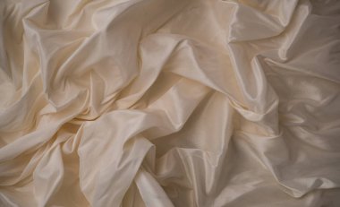 Buruşmuş pembe kumaşın arkaplan resmi