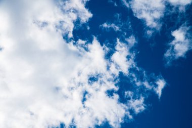 Bulutlu mavi gökyüzünün arkaplan resmi. Güneş ışığı bulutların arasından doğuyor.