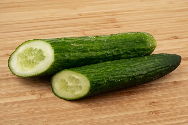 Komkommer Een Houten Achtergrond Houten Plank Oogst Verse Komkommers Rijp — Stockfoto
