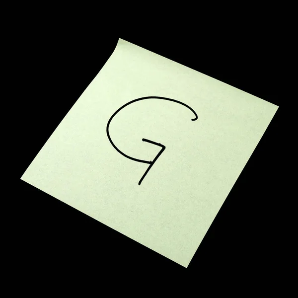 纸贴纸 带有字母G的图像 黑色背景上的孤立物体 纸的质感粘糊糊的字条一张写笔记的纸 自动黏贴纸 — 图库照片