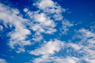 Beyaz bulutlar doku ile mavi gökyüzü