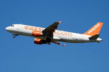 Easyjet Airbus A320 G-Eztl yolcu uçağı Madrid Barajas Havaalanı'nda kalkış