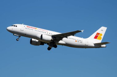 Madrid Barajas Havaalanı'nda Iberia Express Airbus A320 Ec-Jfg yolcu uçağı kalkış