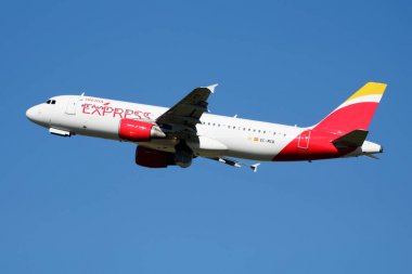 Madrid Barajas Havaalanı'nda Iberia Express Airbus A320 Ec-Mcb yolcu uçağı kalkış