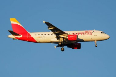 Iberia Express Airbus A320 Ec-Jfh yolcu uçağı Madrid Barajas Havaalanı'na iniş