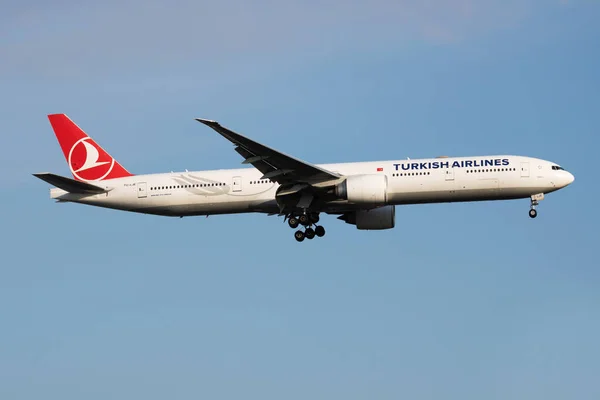 Turkish Airlines Boeing 777-300ER TC-LJE passagiersvliegtuig landing op Istanbul Ataturk Airport — Stockfoto