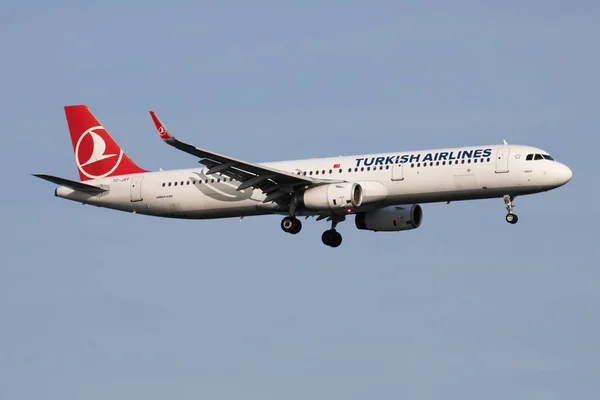 Turkish Airlines Airbus A321 TC-JST passagiersvliegtuig landing op Istanbul Ataturk Airport — Stockfoto