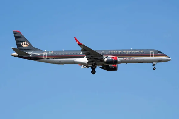 Royal Jordanian Airlines Embraer 195 Jy-Ema yolcu uçağı İstanbul Atatürk Havalimanı'na iniş