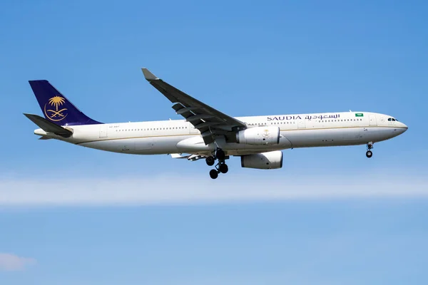 Saudia Airbus A330-300 Hz-Aq17 yolcu uçağı İstanbul Atatürk Havalimanı'na iniş