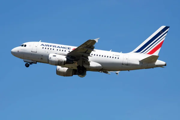 Départ de l'avion passager Air France Airbus A318 F-GUGI à l'aéroport de Madrid Barajas — Photo