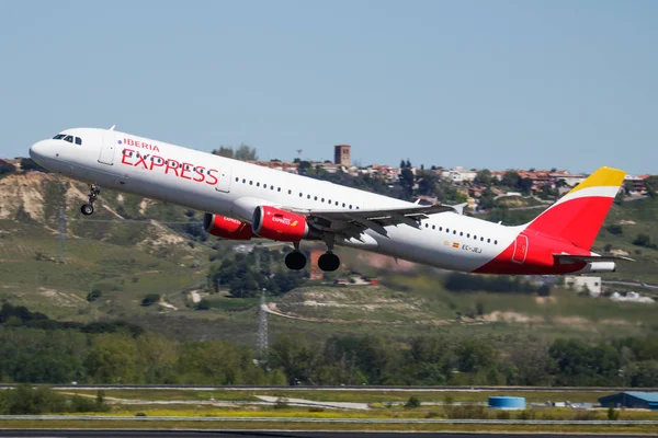 Madrid Barajas Havaalanı'nda Iberia Express Airbus A321 Ec-Jej yolcu uçağı kalkış