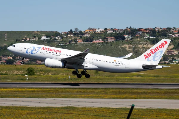Air Europa Airbus A330-200 Ec-Lmn yolcu uçağı Madrid Barajas Havaalanı kalkış