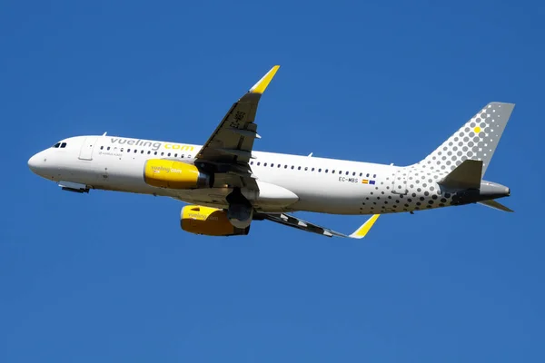 Madrid Barajas Havaalanı'nda Vueling Airbus A320 Ec-Mbs yolcu uçağı kalkış