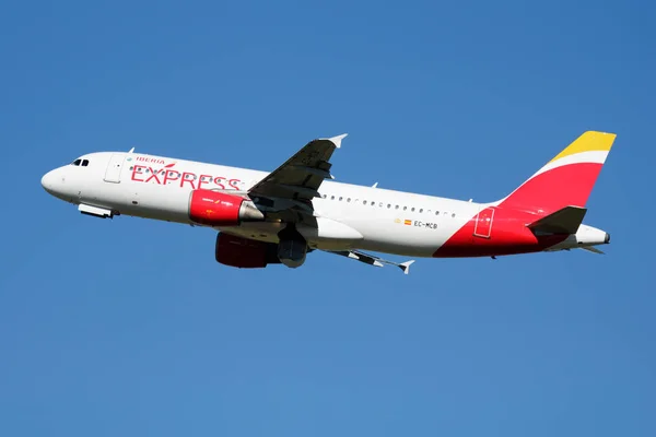 Iberia express airbus a320 ec-mcb passagierflugzeug abflug am flughafen madrid barajas — Stockfoto