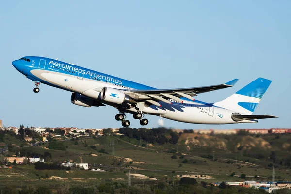 Madrid / İspanya - 1 Mayıs 2016: Aerolineas Argentinas Airbus A330-200 Lv-Fvh yolcu uçağı Madrid Barajas Havaalanı'nda kalkış