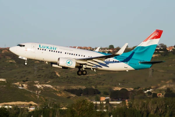 Madrid Barajas Havaalanı'nda Luxair Boeing 737-700 Lx-Lgs yolcu uçağı kalkış