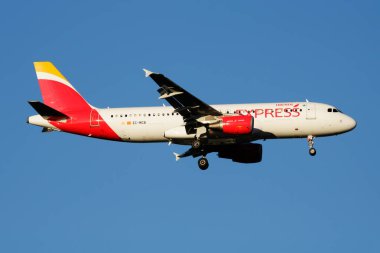 Iberia Express Airbus A320 Ec-Mcb yolcu uçağı Madrid Barajas Havaalanı'na iniş