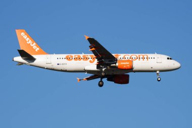 Easyjet Airbus A320 G-Eztz yolcu uçağı Madrid Barajas Havaalanı'na iniş