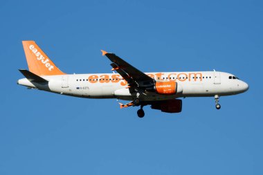 Easyjet Airbus A320 G-Eztl yolcu uçağı Madrid Barajas Havaalanı'na iniş