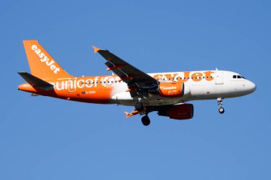 Easyjet özel livery Airbus A319 G-Ezio yolcu uçağı Madrid Barajas Havaalanı'na iniş